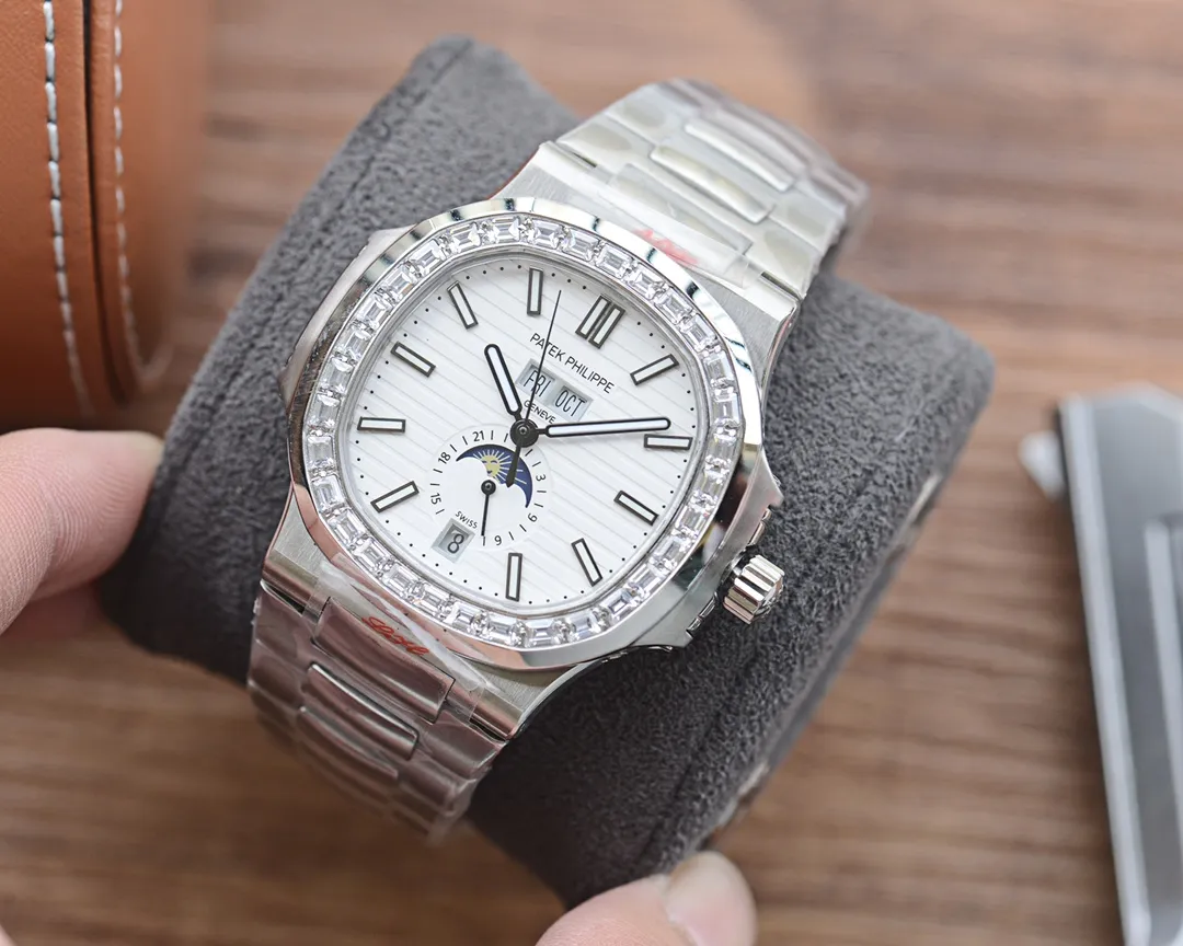 【Top replica】💰2400! Patek Philippe Sporty Elegance Series 5726/1A-014 1. The structure of the case is the same as the original one. The hole on the case is beveled. When the screw is screwed in, it will move downward to tighten the front cover. The three-layer waterproof ring screw-in crown makes the case super waterproof. 2. The replica movement in the 3.0 era is modified to Cal.324 S QA LU 24 H movement 3. The steel strap has good texture, can be bent flexibly, and is comfortable to wear. It does not have the bending range of some versions on the market that is not enough to wear on small wrists, and the strap cannot be bent. The buckle is made of spring steel and has good elasticity. 4. Functions include three-hand time display, month and week calendar display, and moon phase 24h display. The functions are real and usable. The quick adjustment position of the month and week is different from other versions on the market and remains consistent with the original.